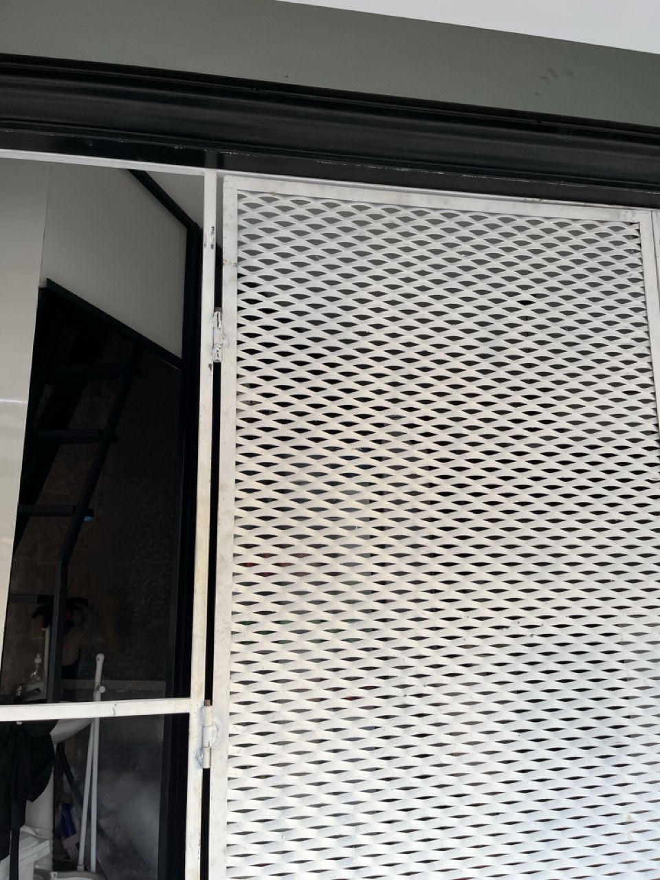 پنل مشبک اکسپندد متال داخل قاب فلزی برای نما
