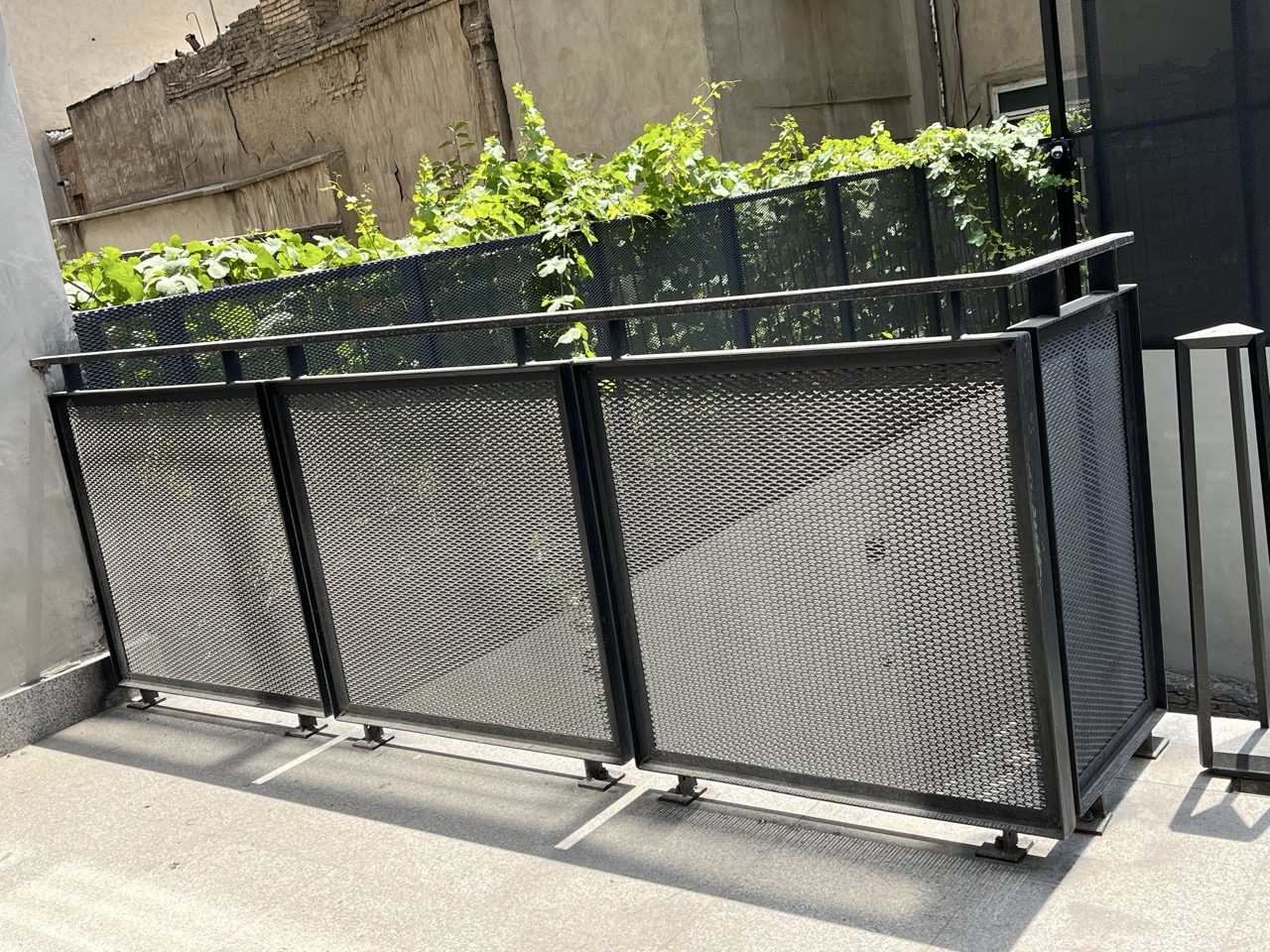 اجرای حفاظ و پنل مشبک اکسپندد متال در فضای بیرونی